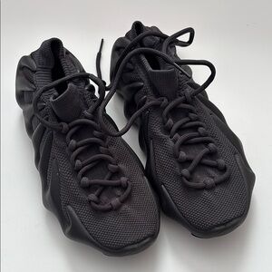 Yeezy Black Sneakers Sleek Modern Design